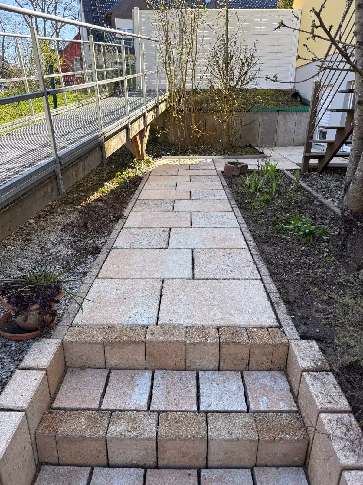Gereinigte Treppe und heller Gehweg nach professioneller Steinreinigung in Nürnberg