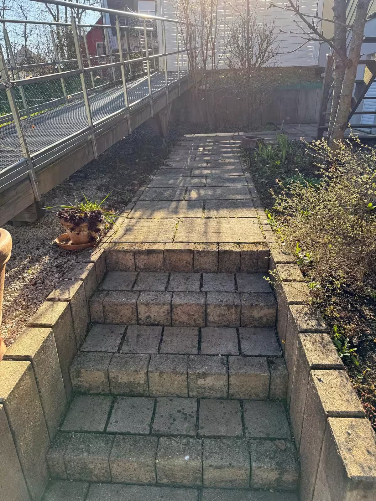 Verschmutzte Treppe und dunkler Gehweg vor der Steinreinigung in Nürnberg