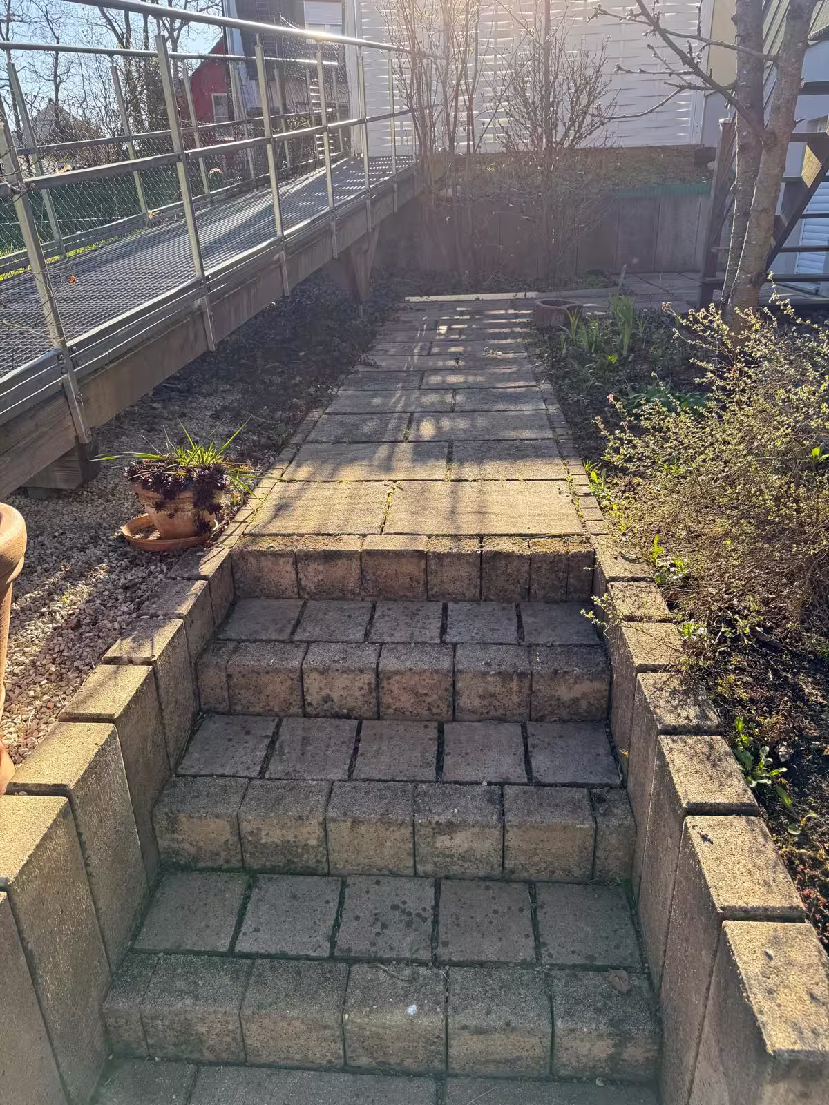 Verschmutzte Treppe und dunkler Gehweg vor der Steinreinigung in Nürnberg
